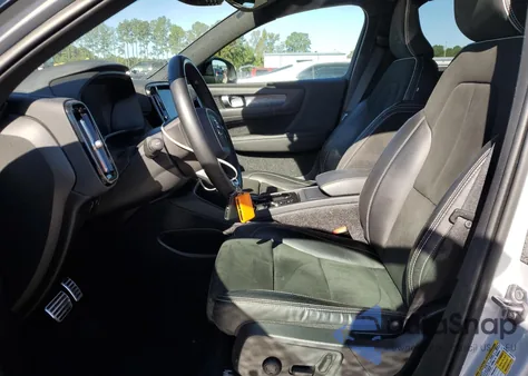 2022 Volvo Xc40 T5 R-Design z USA, uszkodzony, nr VIN YV4162UM1N2646524